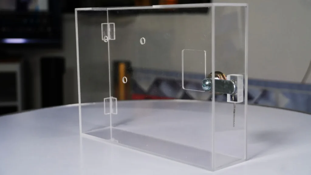 Caja acrílica de seguridad 3 Interior de la caja acrílica para reloj biométrico, con el pasador de la cerradura.