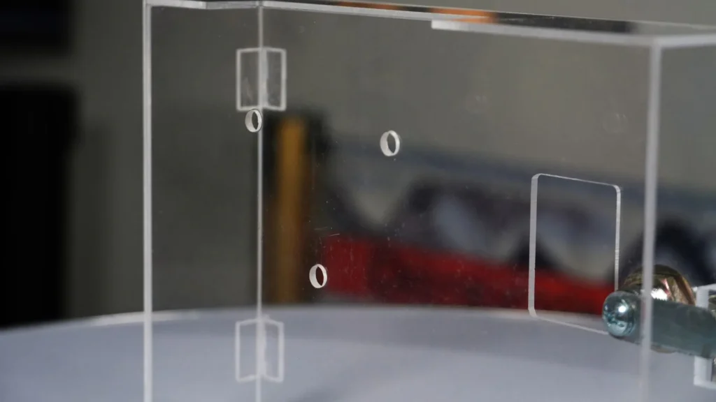 Caja acrílica de seguridad 11 Parte posterior de la caja acrílica para reloj biométrico, con sus orificios de montaje.
