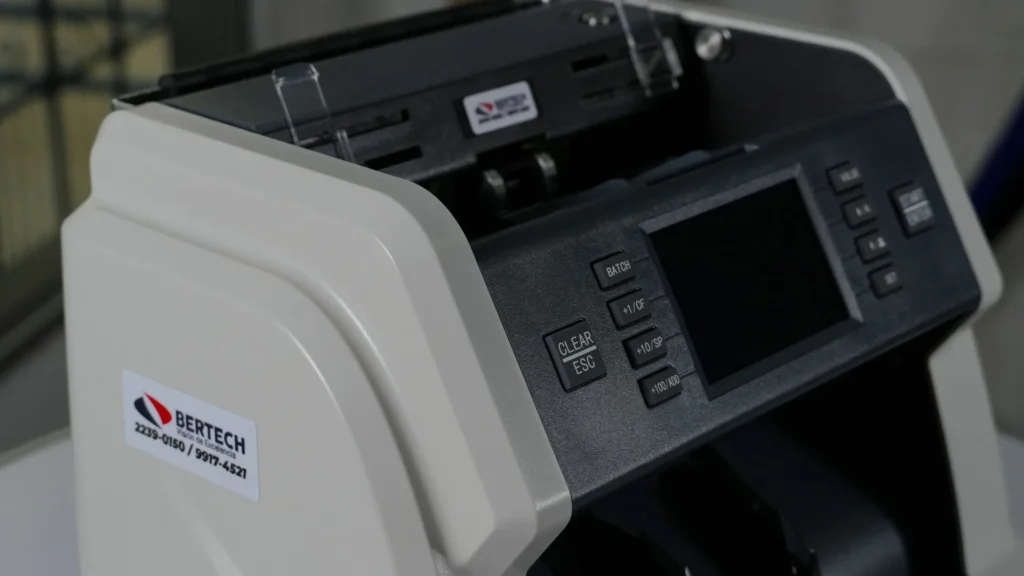 Panel de control de la contadora de billetes BC-35, con su pantalla y las teclas de lote, valor y arranque.