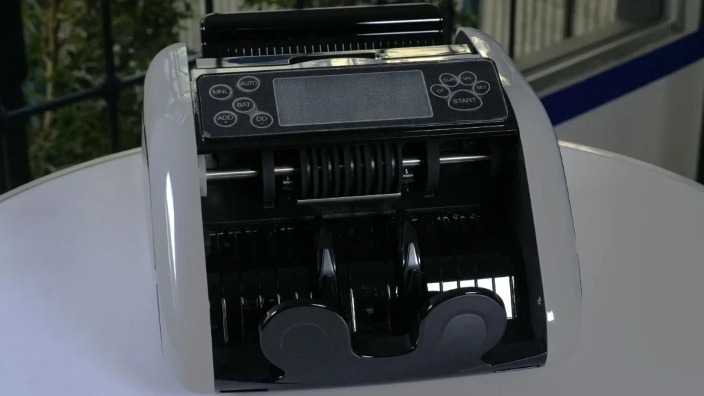 Contadora de billetes HSB-2000 de frente, con su panel de control, los rodillos de alimentación y la bandeja de salida.