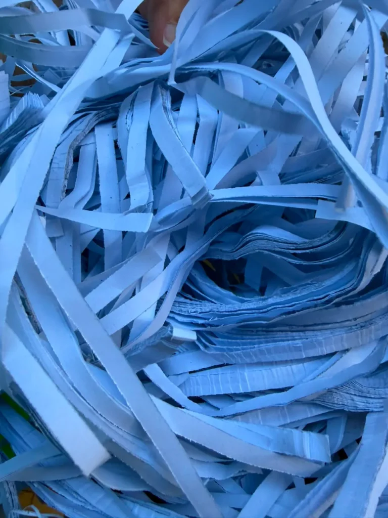 Tiras de papel triturado por la destructora HSM PURE 530, vistas de cerca.