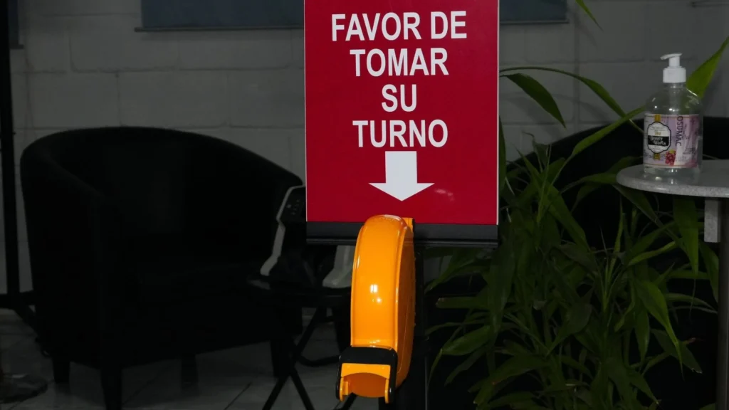 Kit toma turnos con su letrero y su dispensador en la sala de espera de la tienda de Bertech.