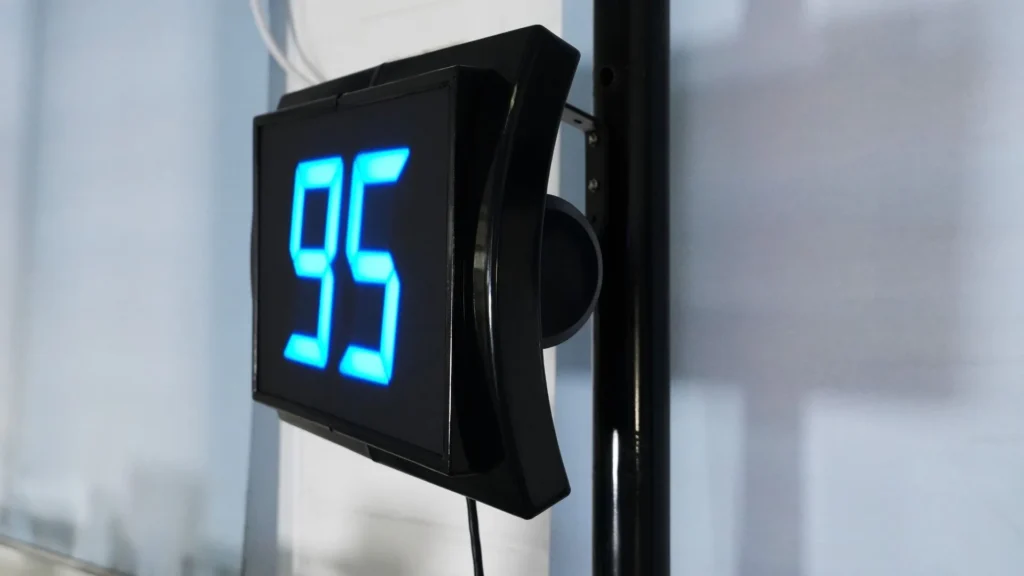Pantalla del kit toma turnos mostrando el número 95, montada en un poste.