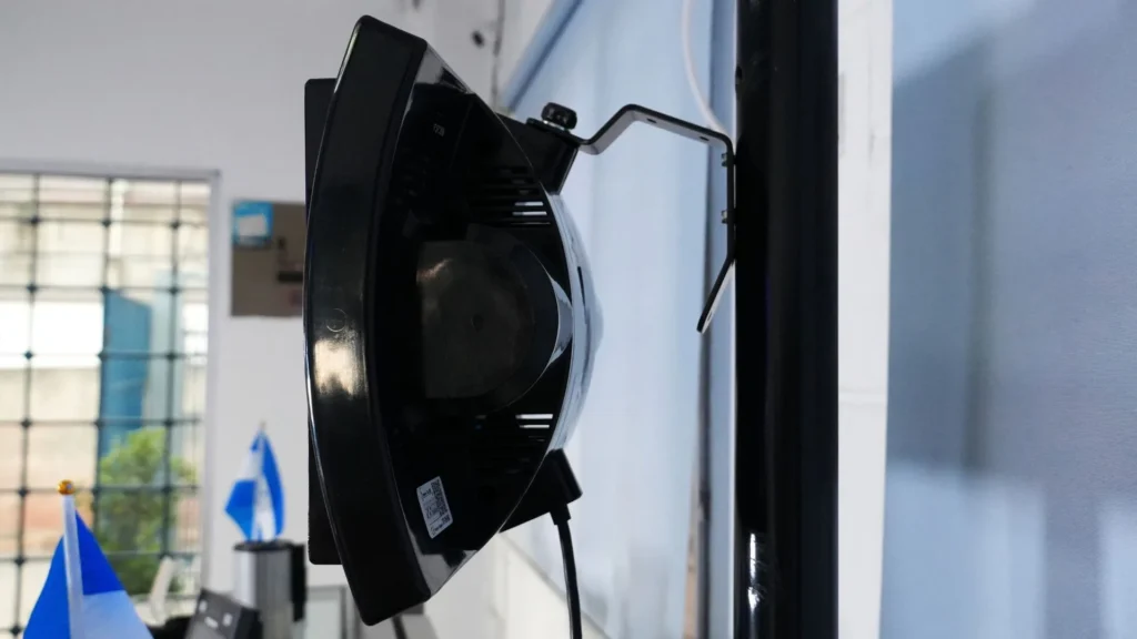 Pantalla del kit toma turnos vista de lado, con su soporte al poste.