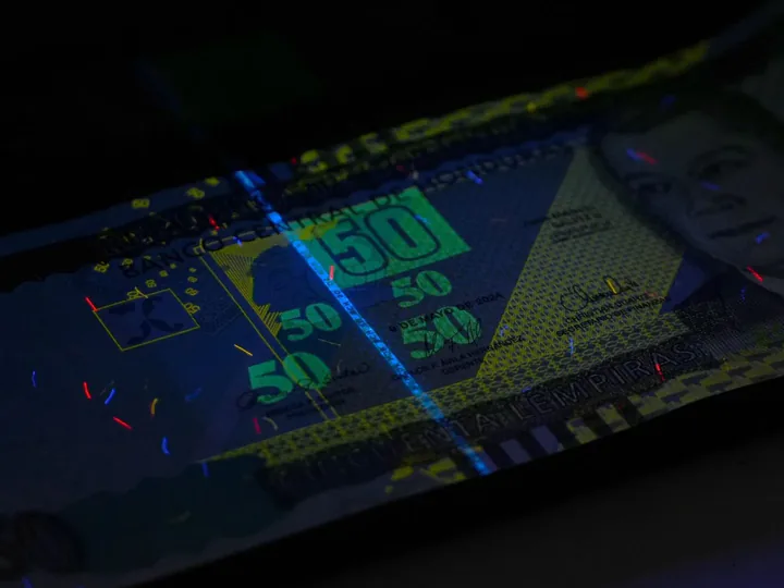 Lámpara UV Volteck 9 Billete de 50 lempiras bajo la luz de la lámpara UV Volteck, con sus fibras y marcas de seguridad fluorescentes.