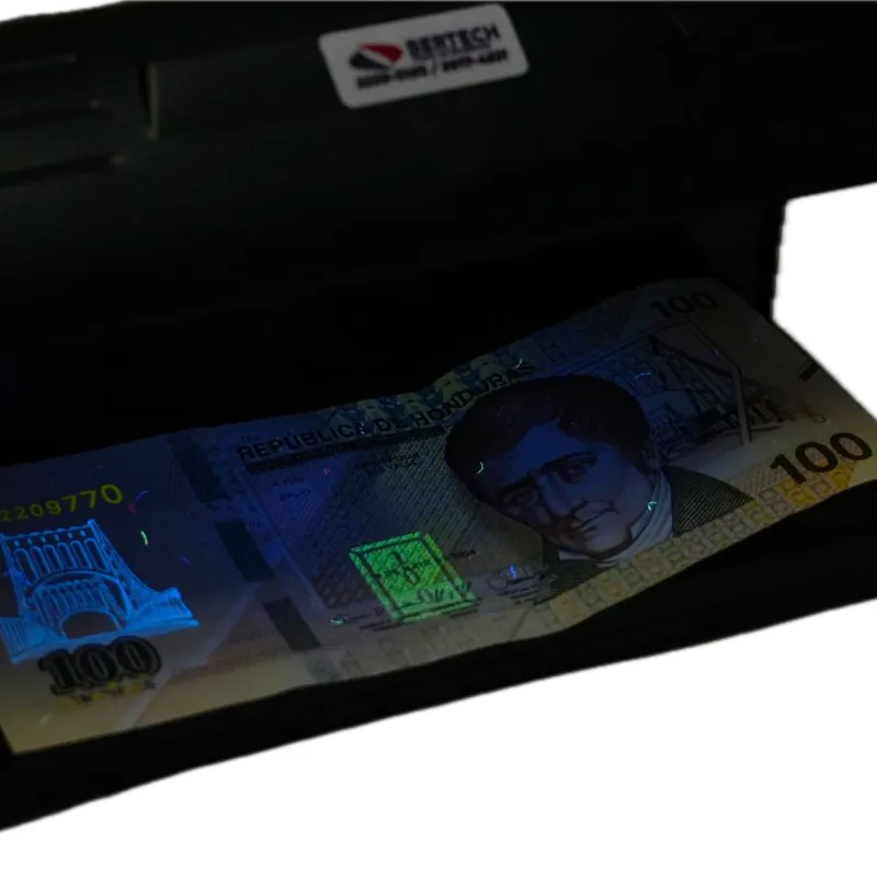 Lámpara UV Volteck 4 Billete de 100 lempiras revisado bajo la luz de la lámpara UV Volteck.
