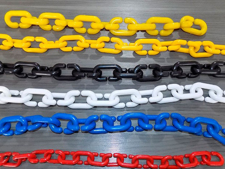 Cadenas plásticas de varios colores para postes separadores de fila: amarilla, negra, blanca, azul y roja.