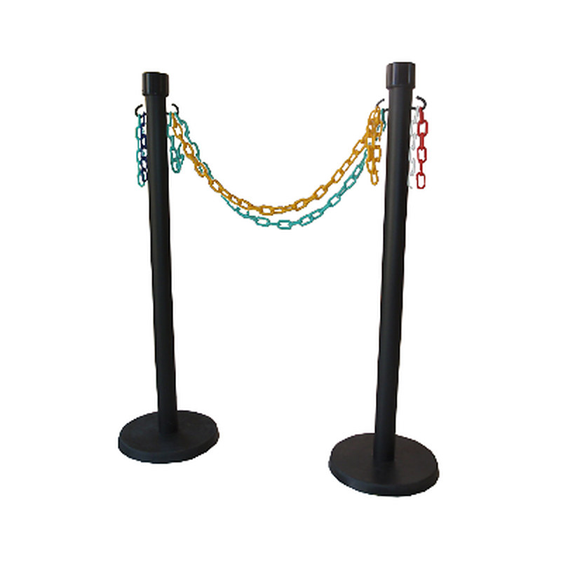 Par de postes separadores unidos por una cadena plástica de colores, en la disposición en que se instalan para delimitar una fila.