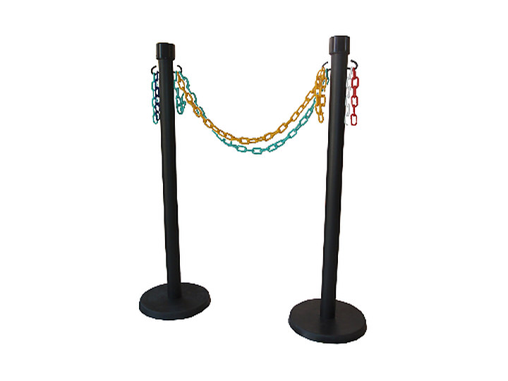 Par de postes separadores unidos por una cadena plástica de colores, en la disposición en que se instalan para delimitar una fila.
