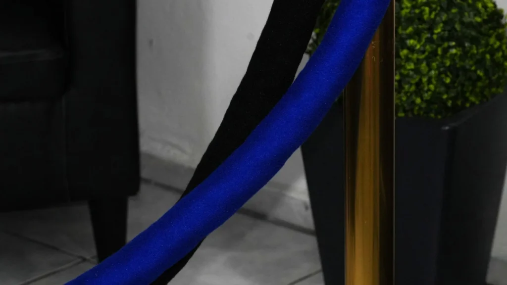 Cordones de terciopelo azul y negro de los postes de fila ejecutivos.