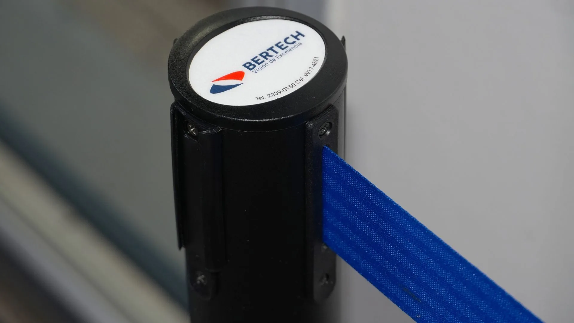 Cabezal de un poste de fila sencillo con el logotipo de Bertech y la cinta azul.