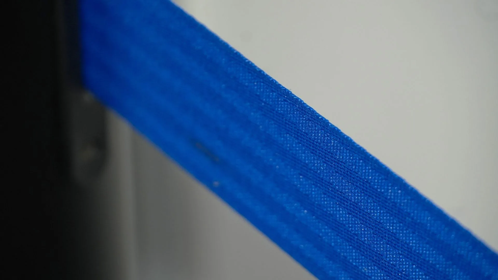 Cinta retráctil azul de un poste de fila sencillo, vista de cerca.