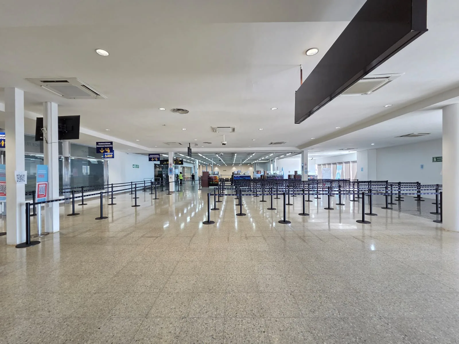 Filas de postes separadores instalados en el vestíbulo del aeropuerto de Roatán.