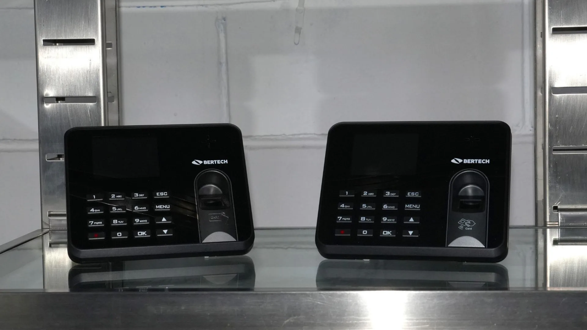 Dos relojes biométricos de huella BT-4 en exhibición en la tienda de Bertech.