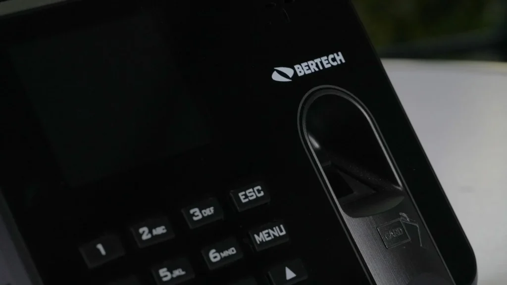 Lector de huella y teclado del reloj biométrico de huella BT-4, vistos de cerca.