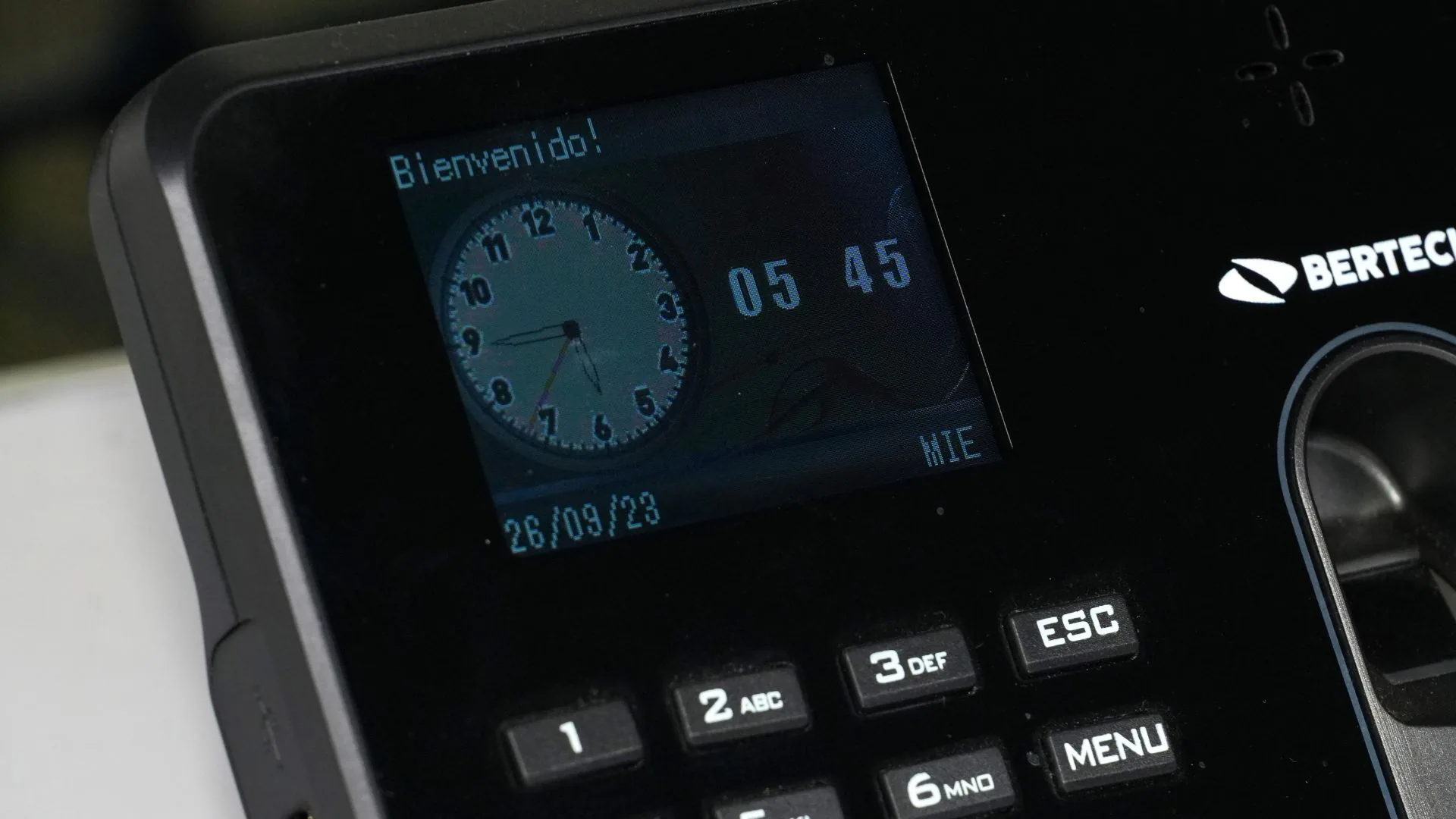 Pantalla del reloj biométrico de huella BT-4 con el mensaje de bienvenida, la hora y la fecha.