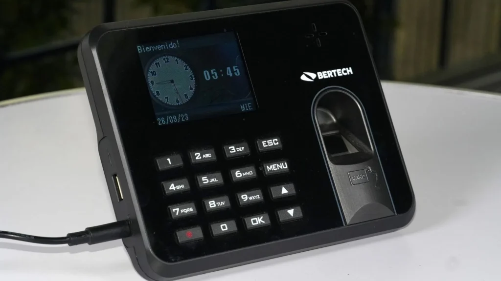 Reloj biométrico de huella BT-4 encendido, de frente, con su teclado y su lector de huella.