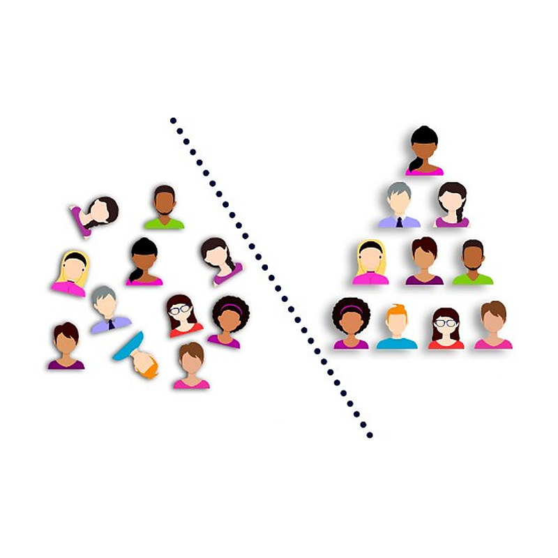 Ilustración que contrasta un grupo de personas amontonadas con una fila ordenada, que es el problema que resuelve un sistema de turnos.
