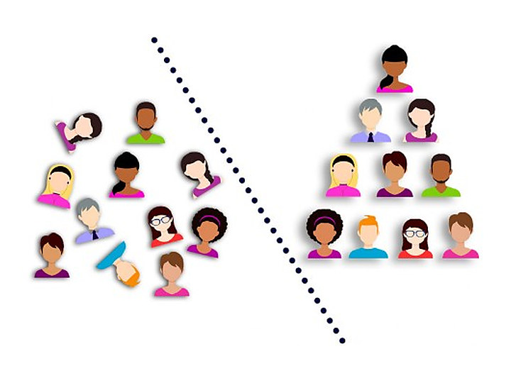 Ilustración que contrasta un grupo de personas amontonadas con una fila ordenada, que es el problema que resuelve un sistema de turnos.