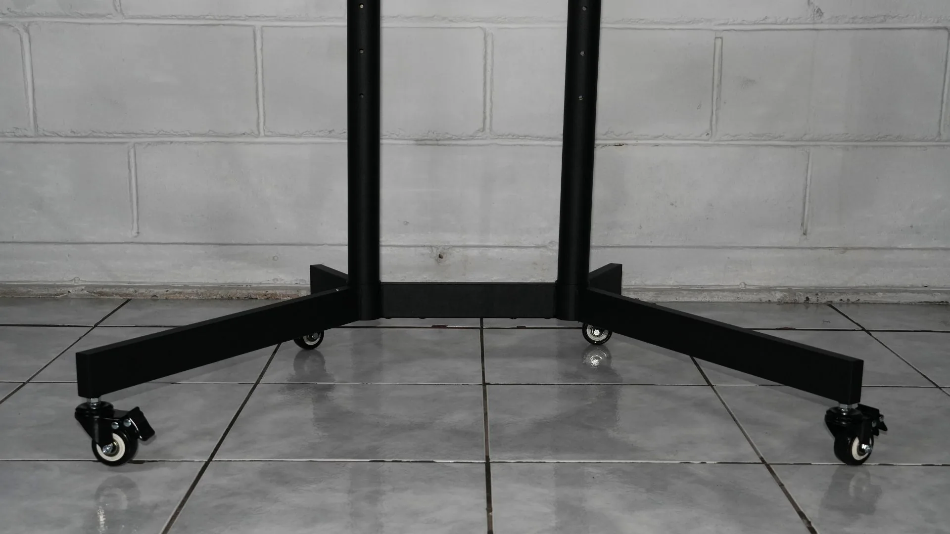Base del soporte móvil para TV con sus cuatro ruedas.