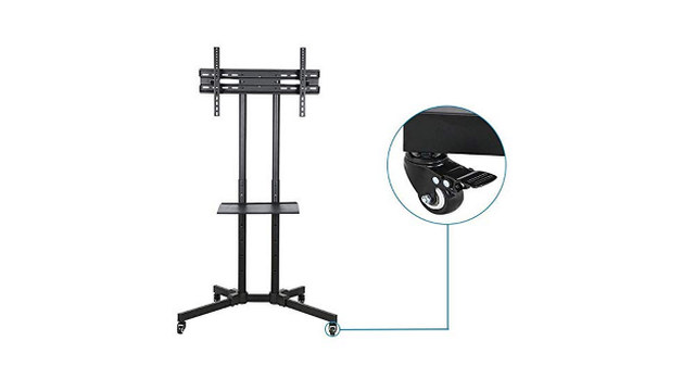 Soporte móvil para televisor sobre su base con ruedas, con un detalle ampliado de la rueda con freno.