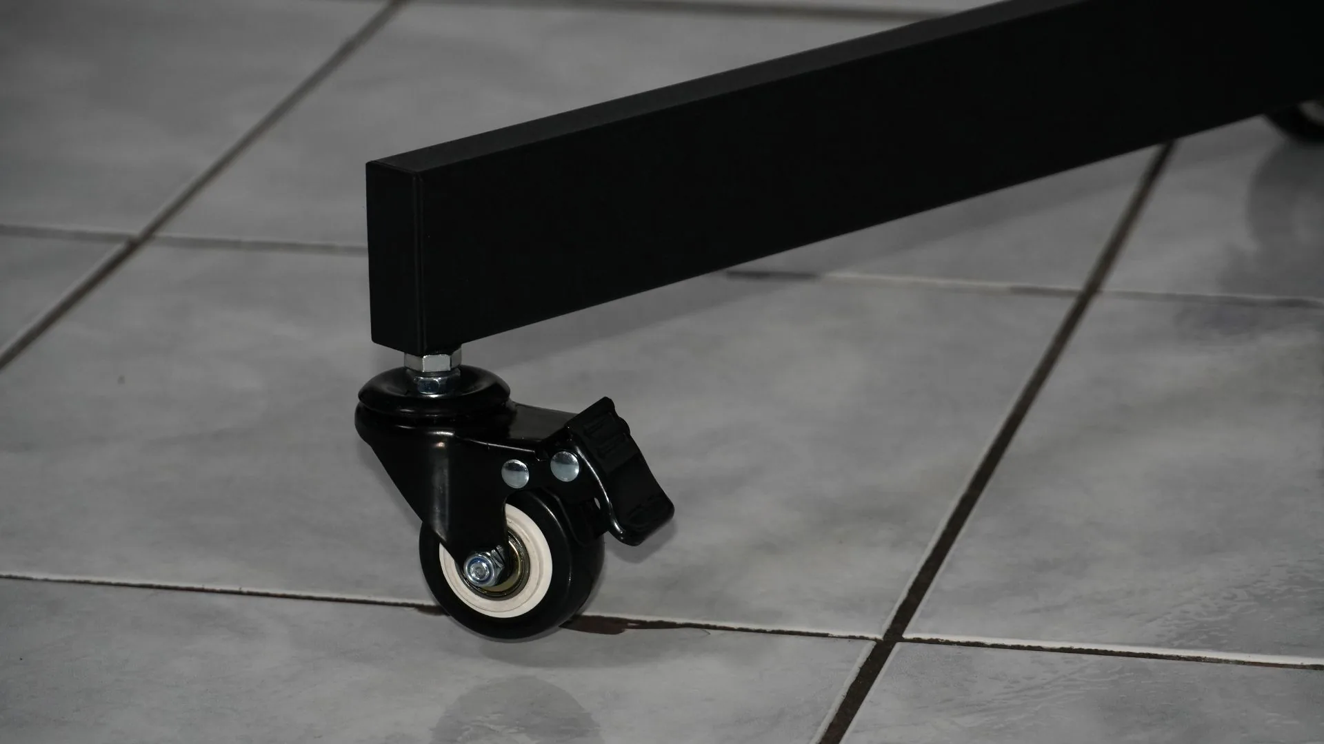 Rueda con freno de la base del soporte móvil para TV.