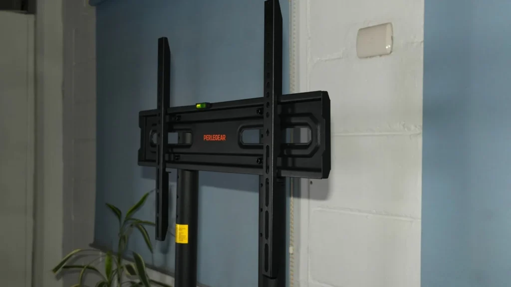Soporte móvil para TV en vista lateral, con la placa de montaje sobre los postes.