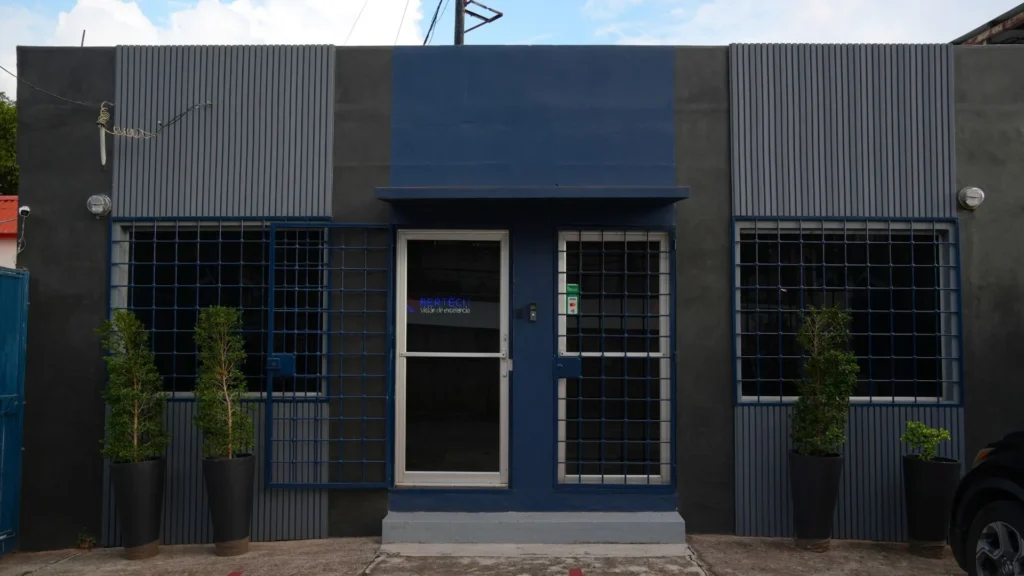 Fachada de la tienda de Bertech vista de frente.