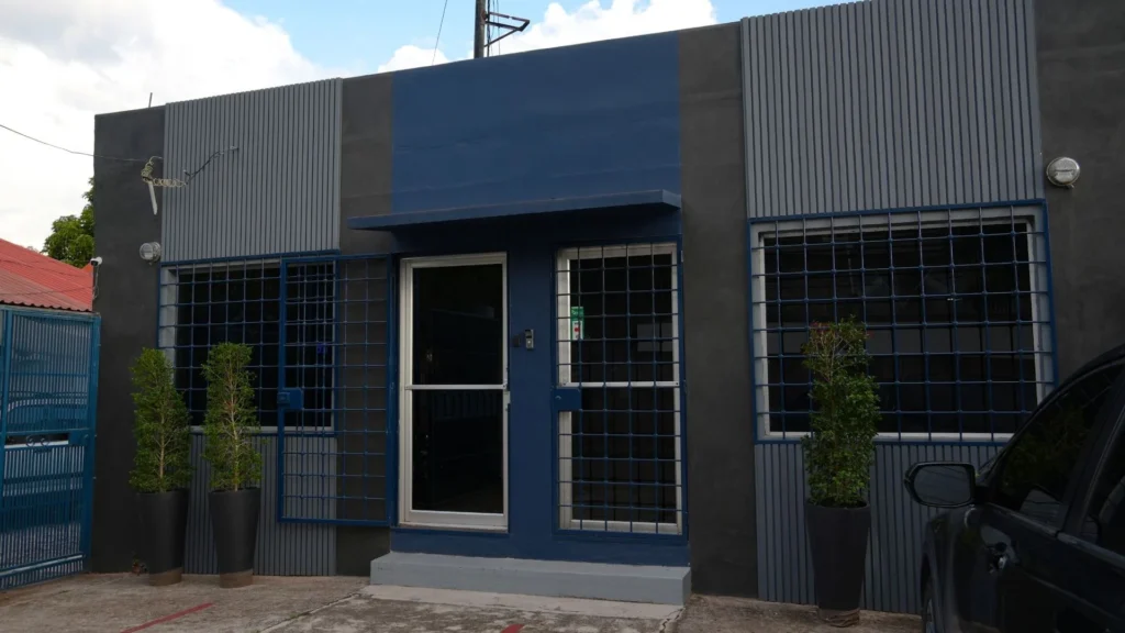 Fachada de la tienda de Bertech con su área de estacionamiento.