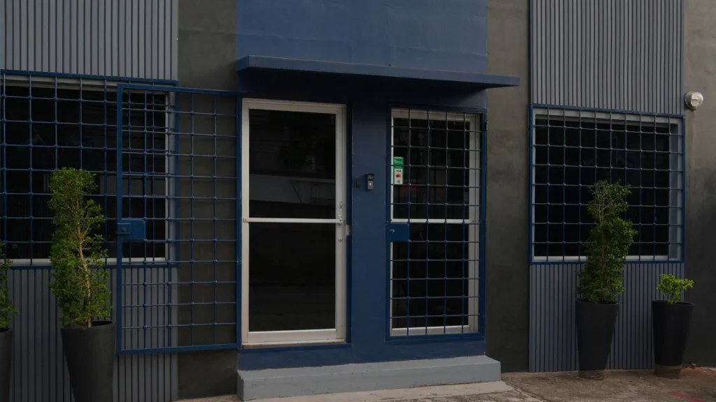 Puerta de entrada de la tienda de Bertech.