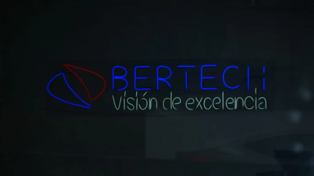 Rótulo de neón de Bertech con su lema, Visión de excelencia.