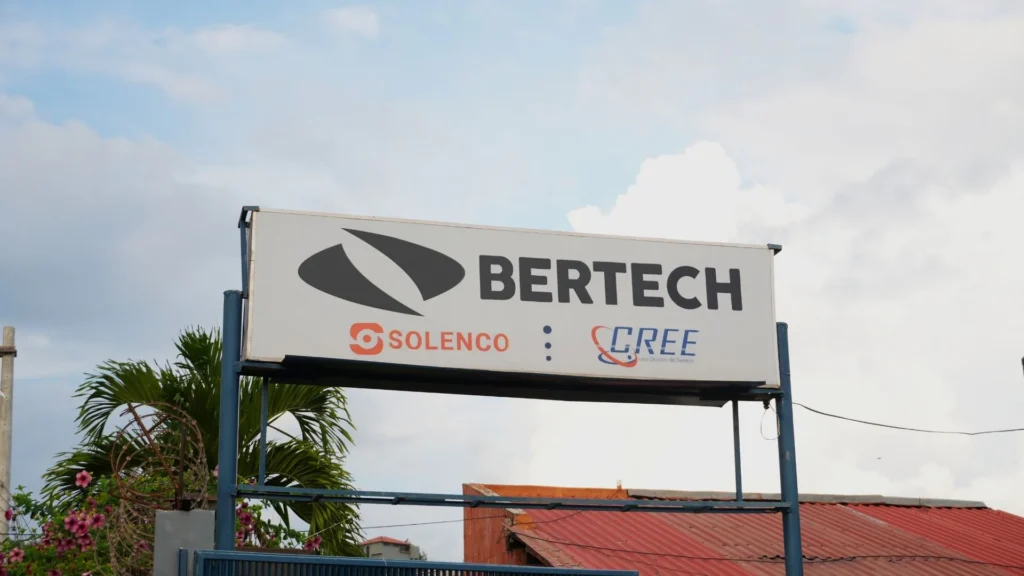Rótulo exterior de la tienda con las marcas Bertech, Solenco y CREE.